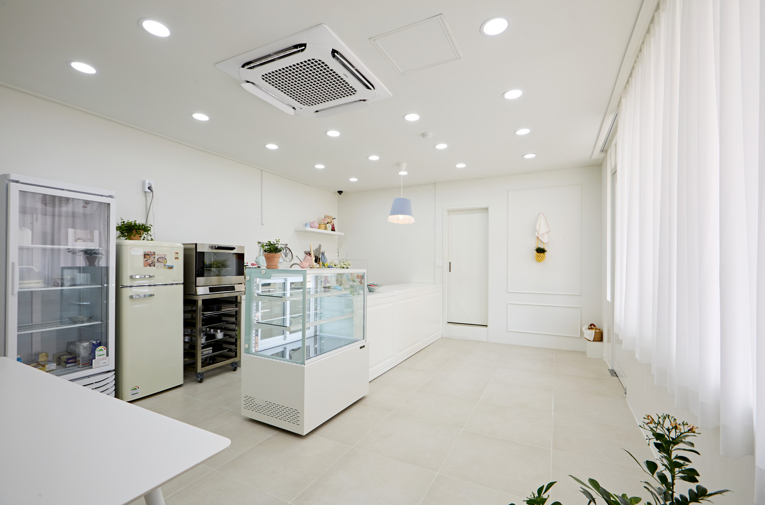 白色简约设计，10 平米小店翻倍吸睛-5