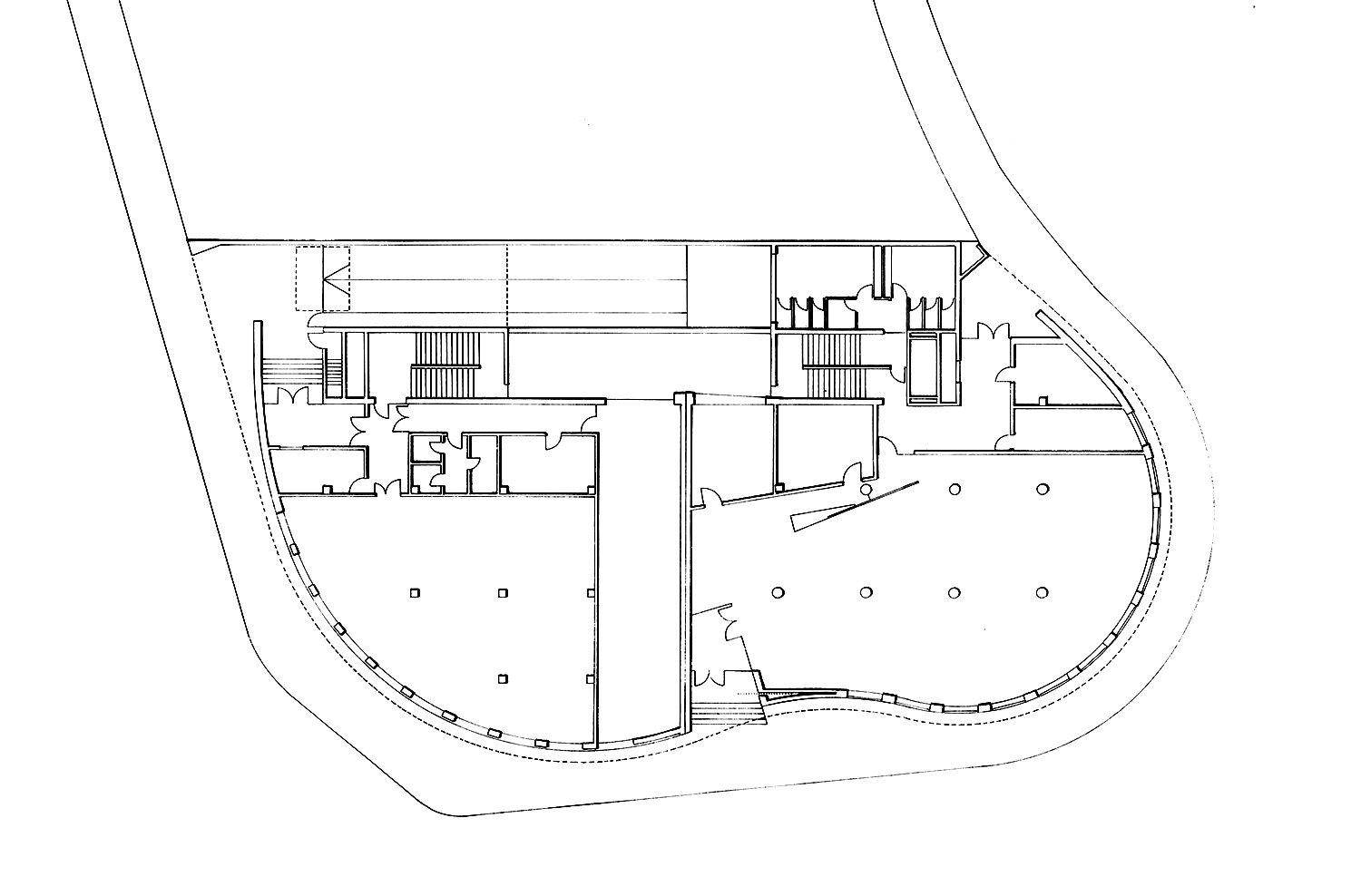 西班牙电信雷乌斯比利亚罗埃尔办事处

注：TELEFÓNICA是西班牙著名电信公司；REUS是地名雷乌斯；VILLARROEL推测也是某地地名或路名 丨Jaume Bach,Gabriel-7