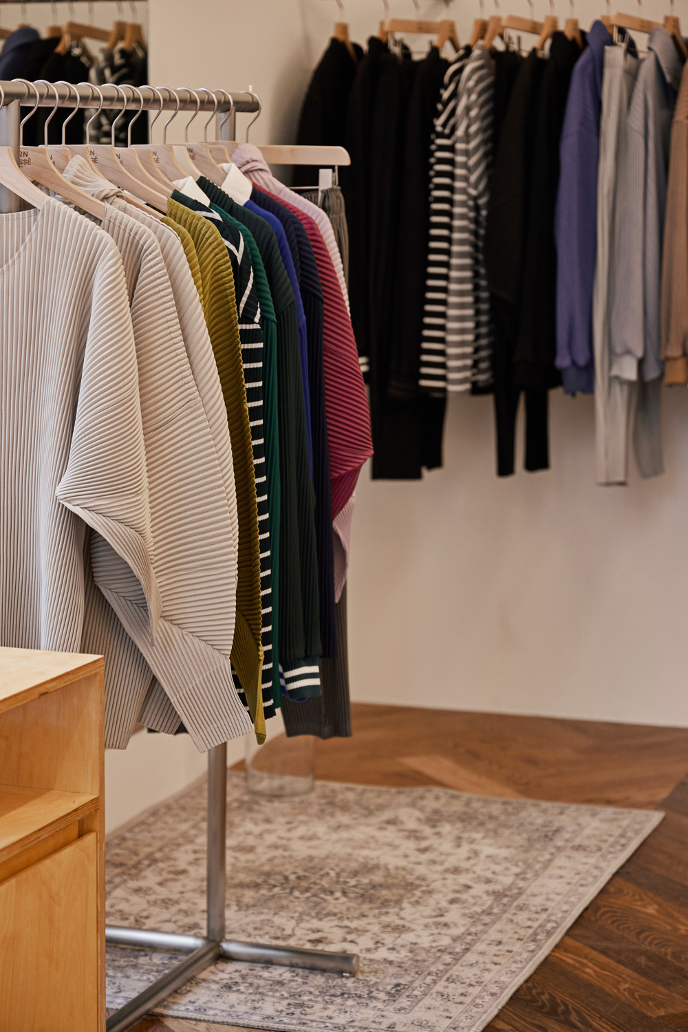 白色与木质，打造 20 平米极简服饰店的设计亮点-15