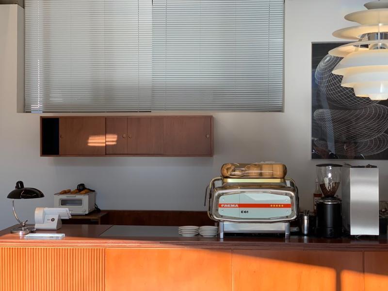 色彩魔力 | 15 坪温馨咖啡厅的 Woodton 风格设计-4