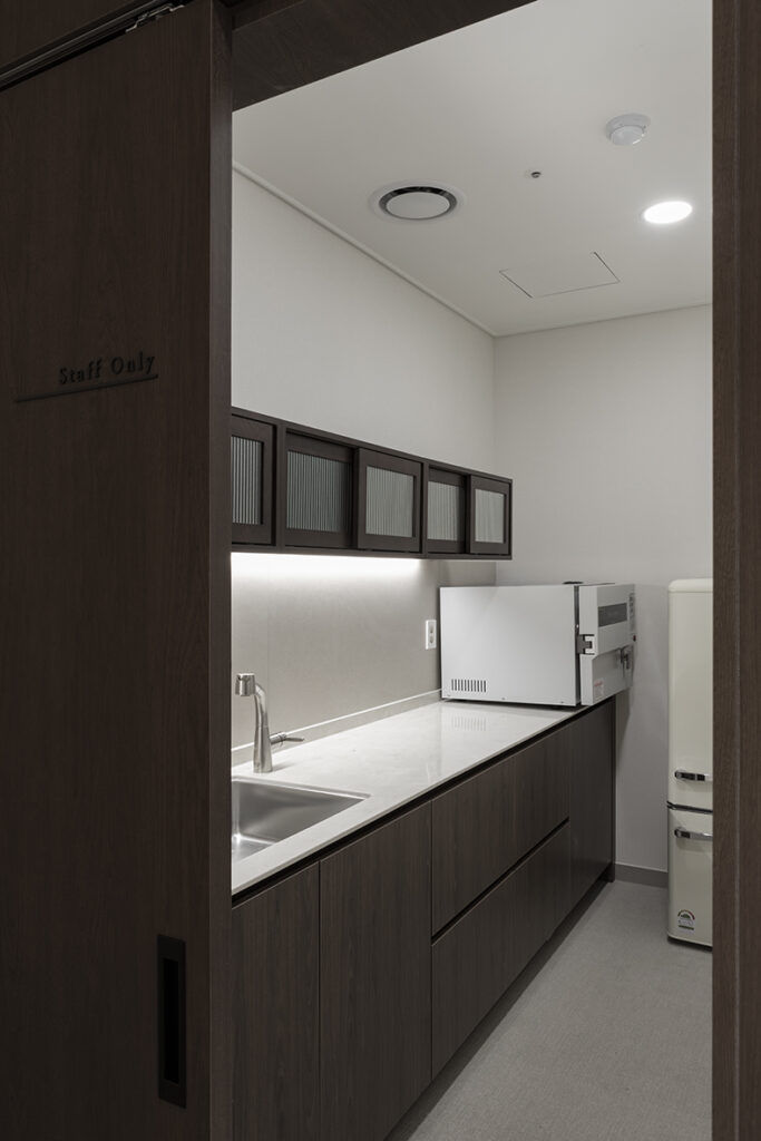 高级皮肤管理中心 | 白色与木质的优雅融合-17