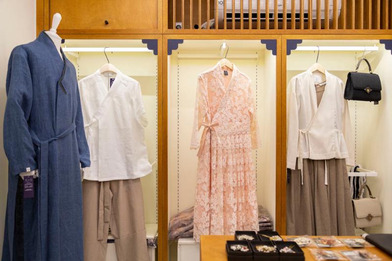 12 平米生活韩服店，白色&原木打造温馨空间-8