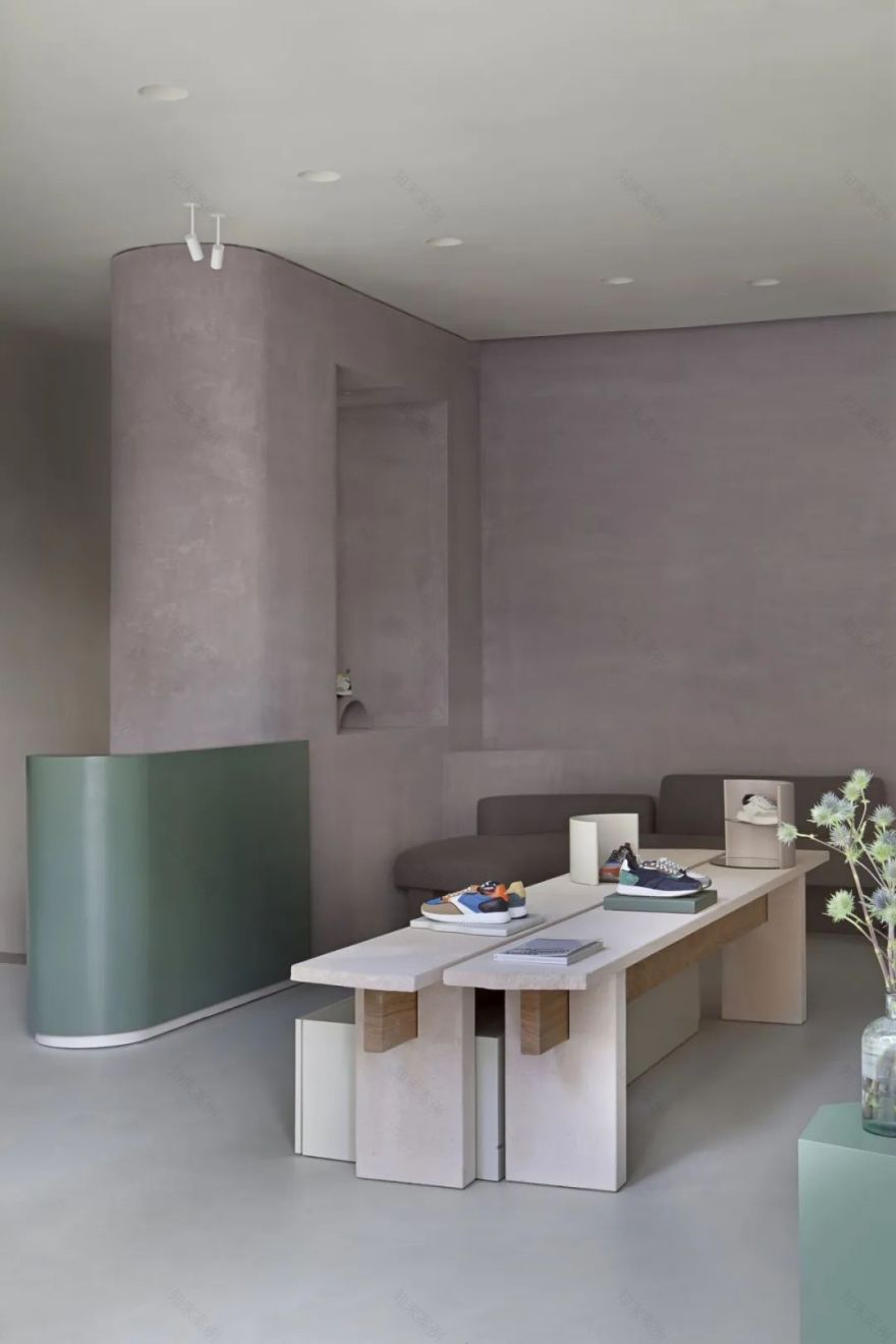 马德里多品牌旗舰店设计鉴赏 · 原始极简的潮牌空间-34