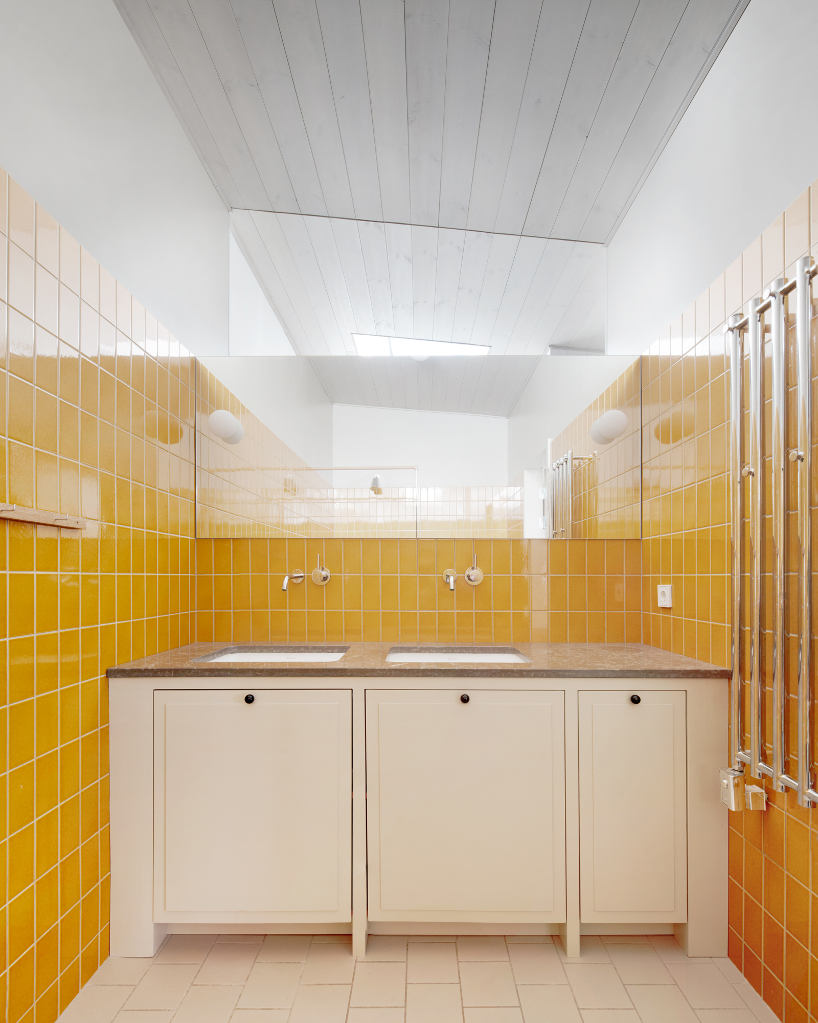 博尔耶加坦路 —— 耶涅菲尔特·米尔顿区

注：Börjegatan 推测是路名，在瑞典语中 gata 常指道路、街道；Jägnefält Milton 根据样式推测Jägnefält为区域地名或小地点名，Milton可能是人名用于命名特定区域，翻译成耶涅菲尔特·米尔顿区，这里的区表示一种特定的地理范围概念，具体翻译可能需要根据实际地点相关背景信息做更准确调整 丨SwedenUppsala丨Carl Jägnefält,Konrad Milton等-4