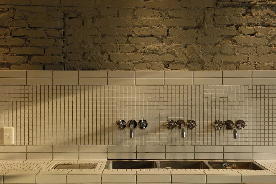 减弱观看者对空间进行“风格化”归类的急迫感，转而关注材料的“趣味”-23