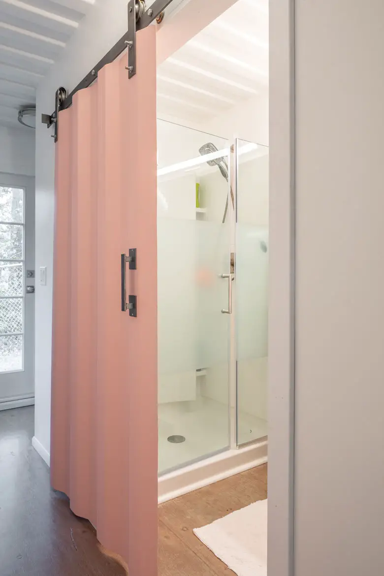 美国女子打造 100m²集装箱房屋，独特设计引人注目-5