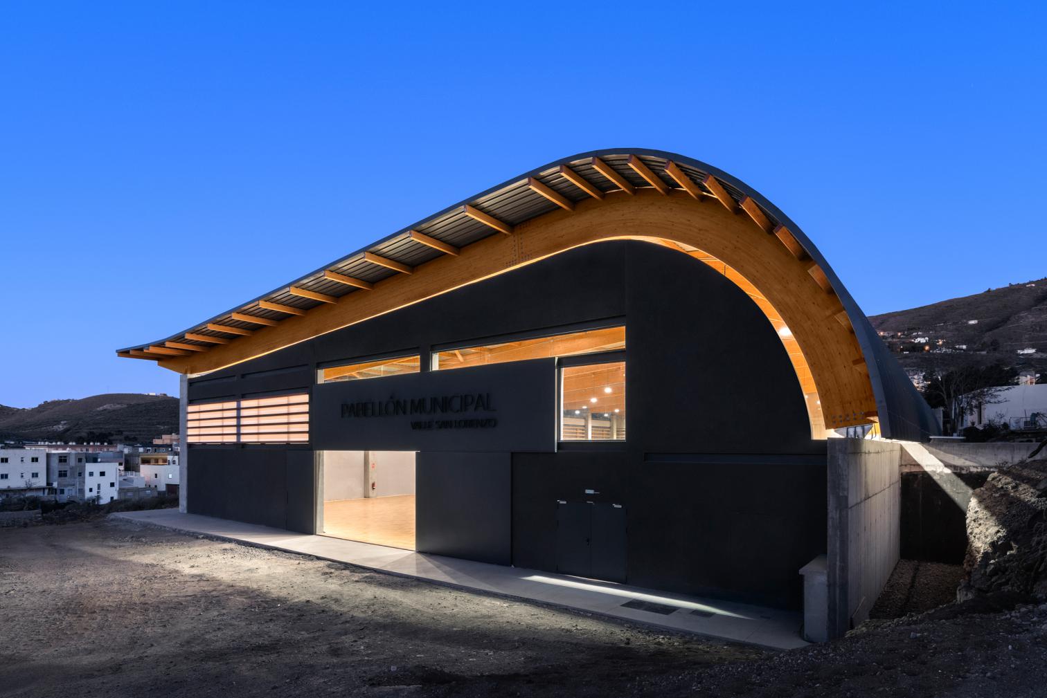 西班牙 Tenerife 岛上的曲线金属运动馆-13