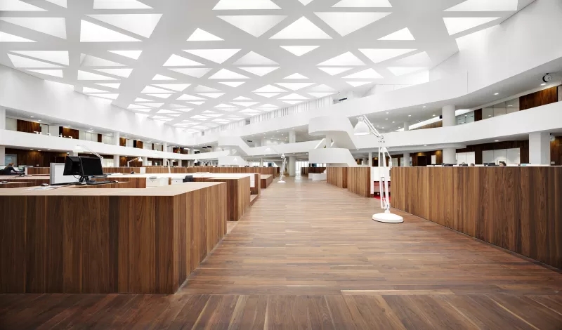 已有建筑中新空间的挖掘：镂空天花板，打造满溢阳光的中庭医学中心-2