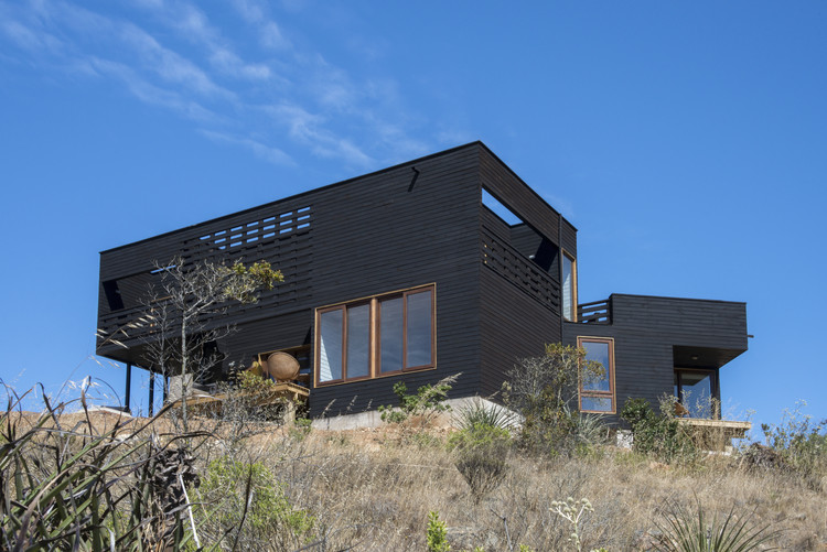 智利洛斯莫尔斯海滩木质别墅融入山脉景观-11
