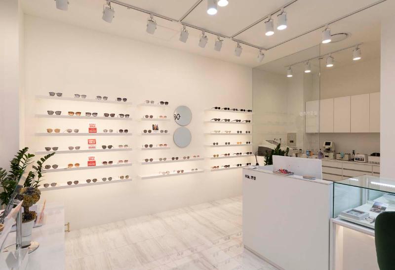 简约现代的 22 平米眼镜店设计-10