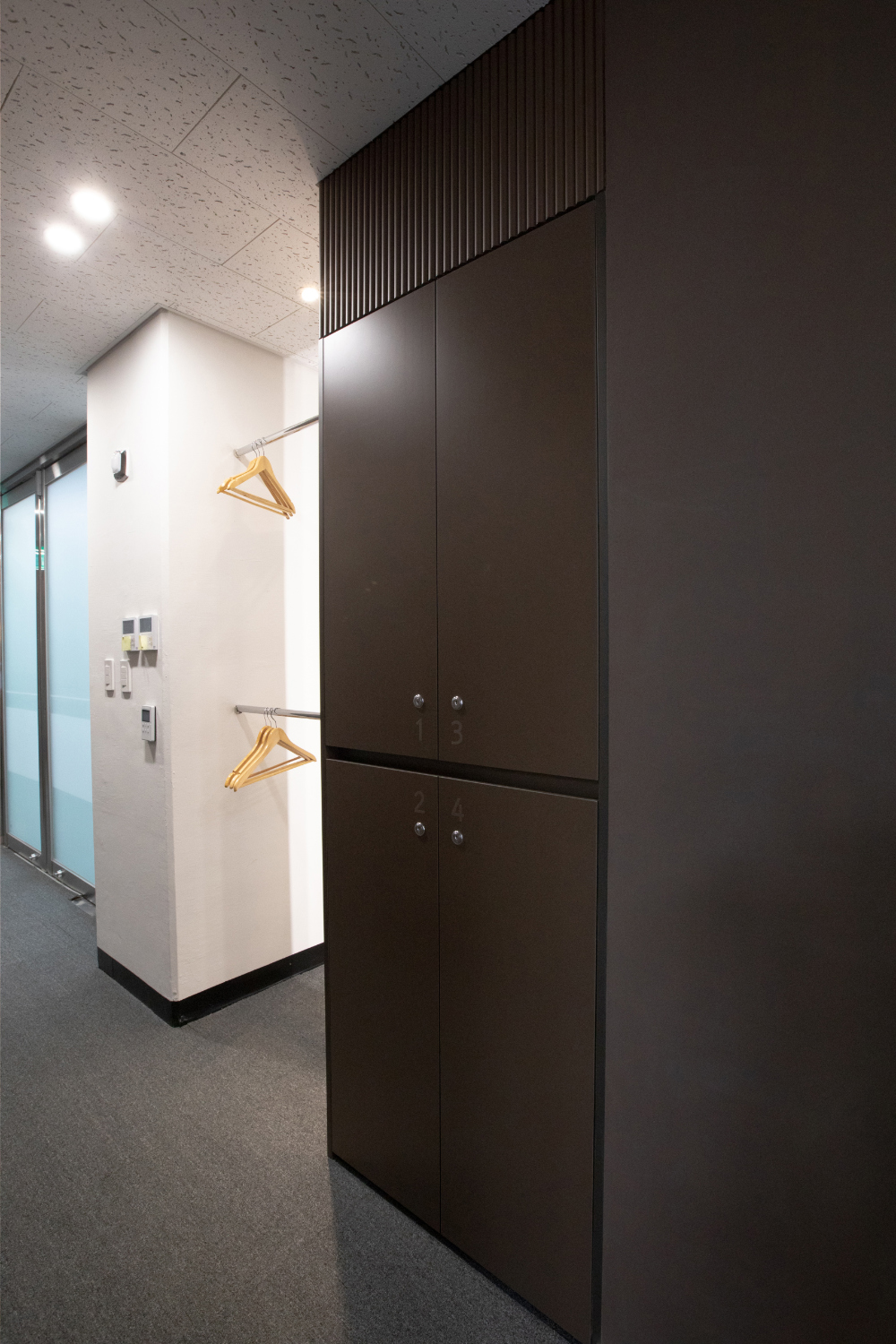 白色与木色的极简奢华 | 100 平米办公室的优雅内饰-21