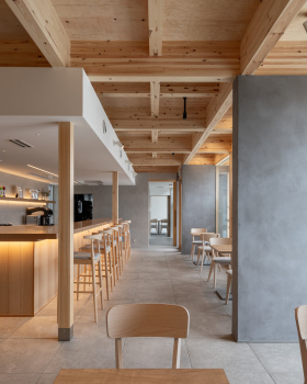 Café with a Large Tree in the Middle of Town  / Kazuto Nishi Architects + toitdesign