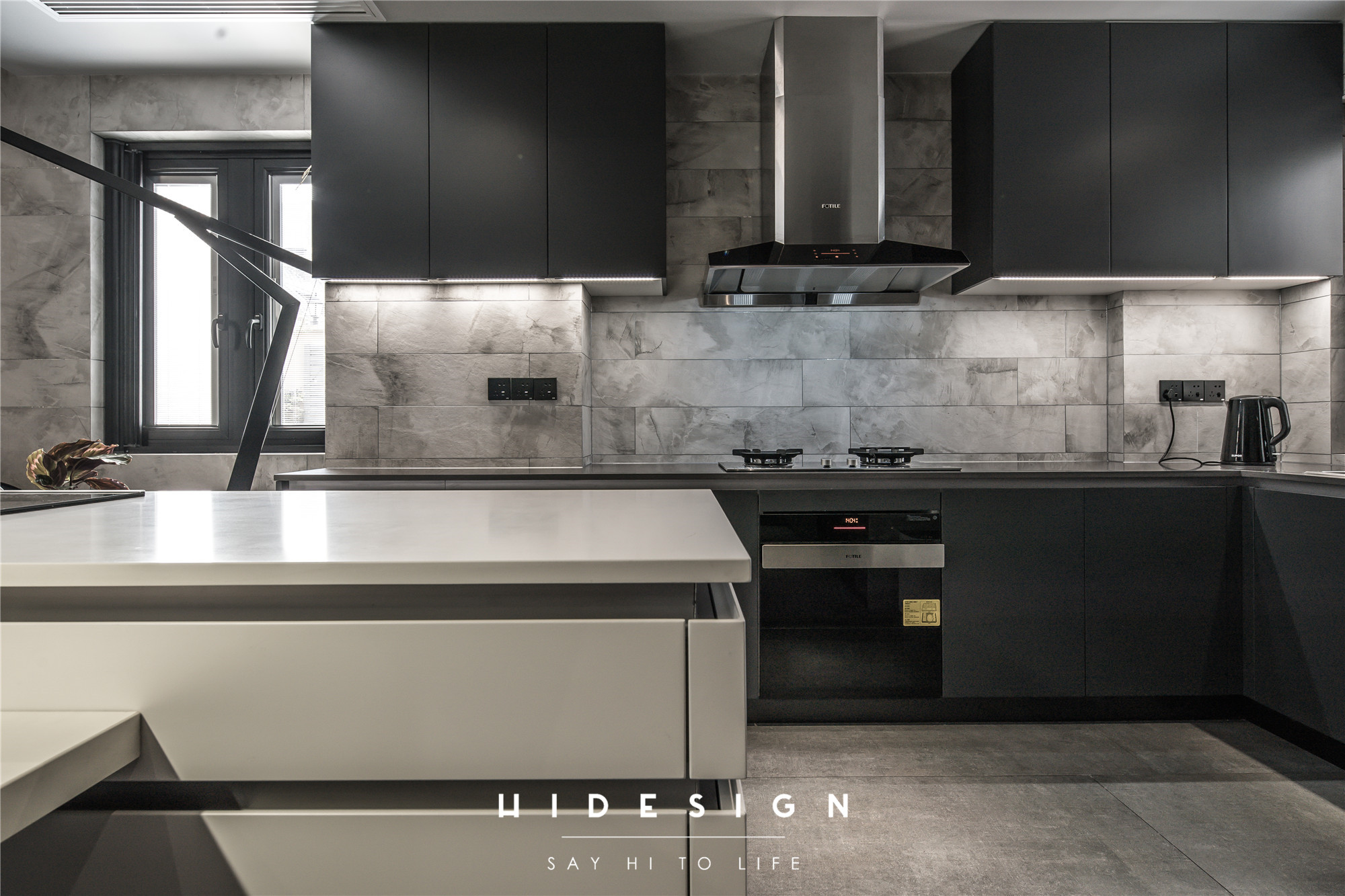 深色工业风重塑阿斯加德，功能分区打造年轻夫妻理想居所-19