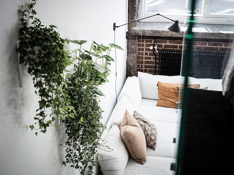 瑞典工业风小公寓 | 高挑空间与巨型窗户的完美结合-12