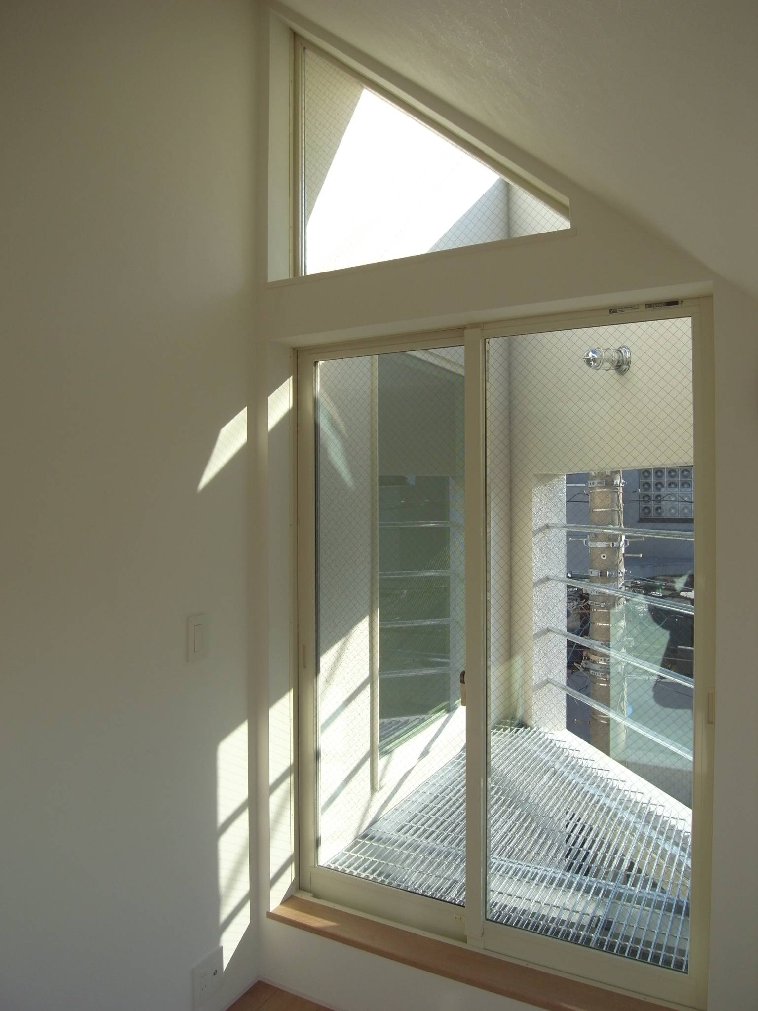 东京简约两户住宅 | 室内设计融入自然光与隐私保护-18