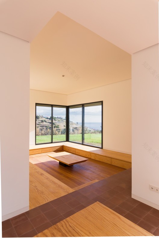 葡萄牙马德拉岛乡村景观中的典型马德兰房屋翻新与扩建-19