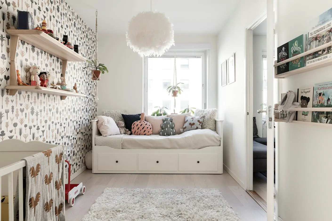 60 年代瑞典公寓里的深色 velvet sofa 和 Scandinavian 设计-20