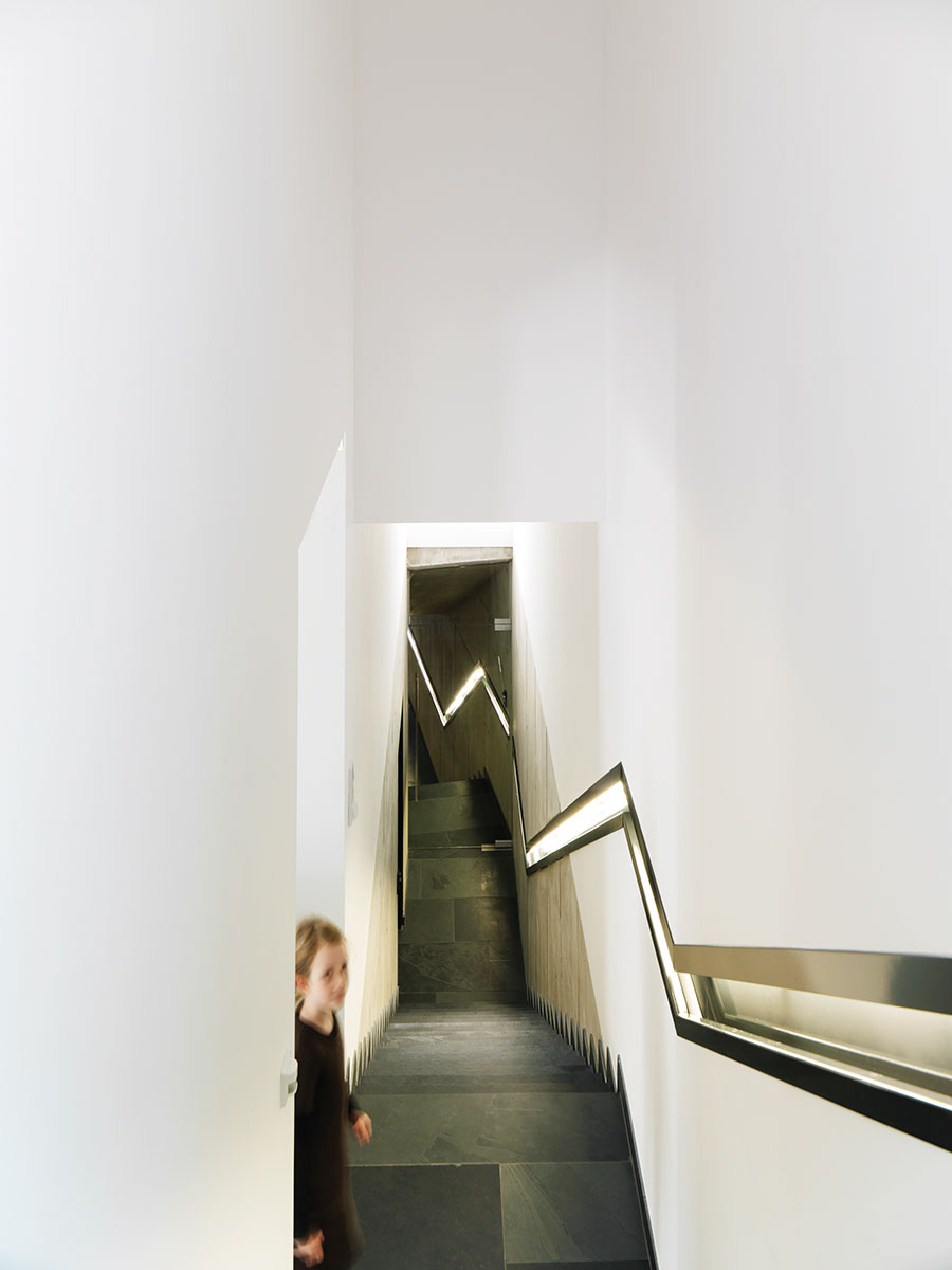 这个表述可能有误，如果是 Schütting Haus ，结合德语语境，Schütting 常指仓库、货栈等， Haus 是房子、宅邸的意思，可翻译为施廷宅邸（考虑到可能是特定建筑名称，音译结合意译） 如果这不是你想要的结果，请检查原文是否准确 -10