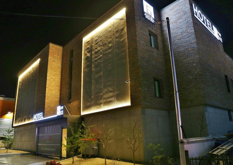 照明点缀的 20 个房间的 450 平酒店室内设计-2