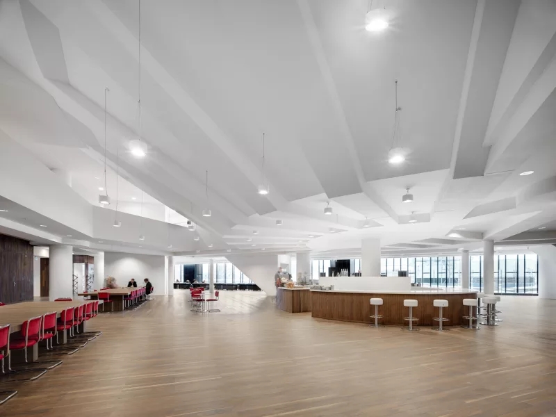 已有建筑中新空间的挖掘：镂空天花板，打造满溢阳光的中庭医学中心-9