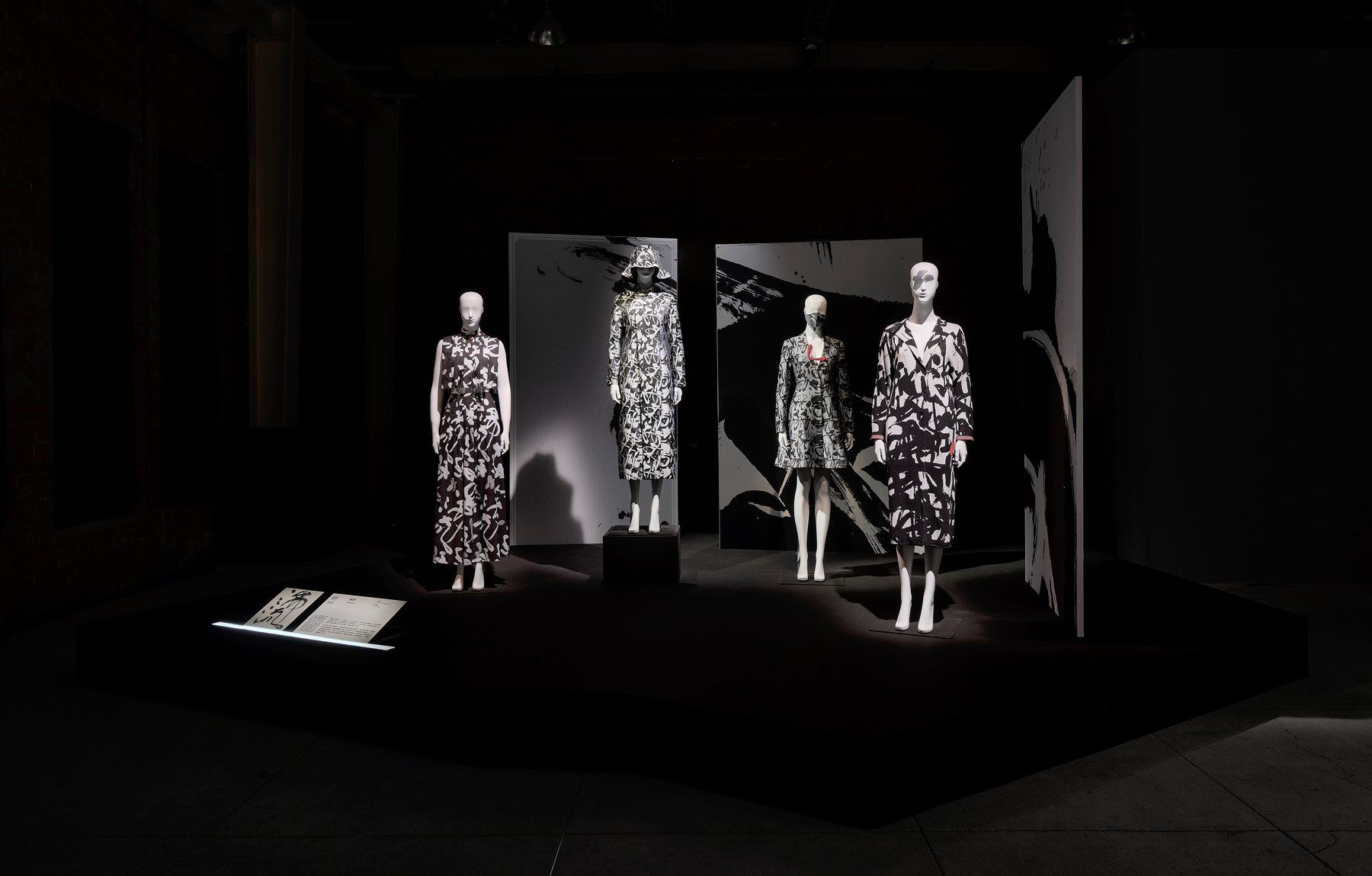 藝術時尚跨界展《讀衣》展場製作丨草字頭-4