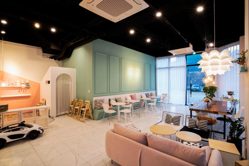 24 平小空间大变身，韩式咖啡厅的温馨魅力-5