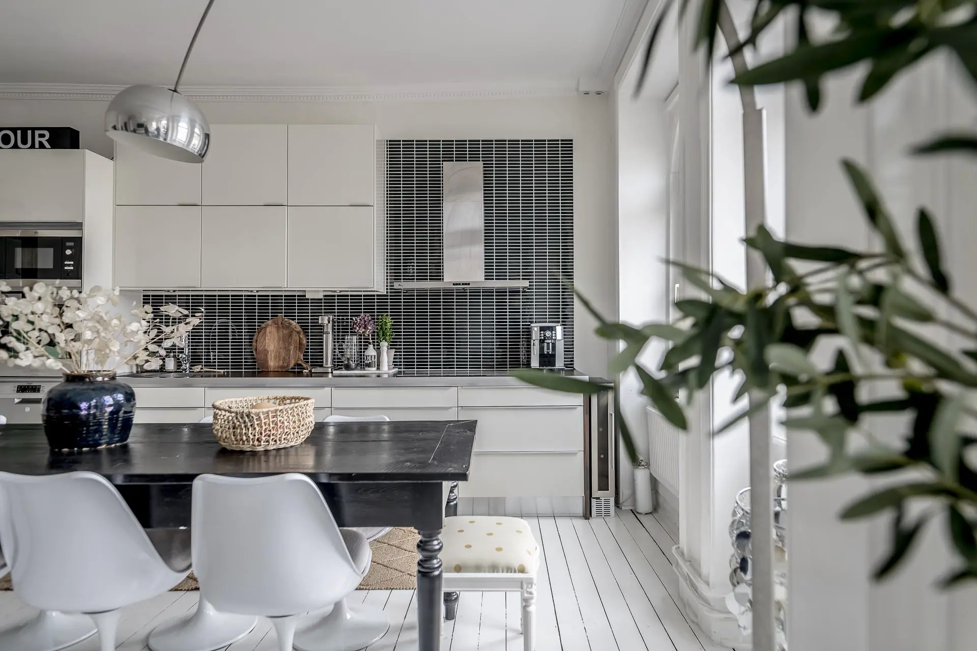 瑞典极简白色公寓，完美融合复古与现代元素-6