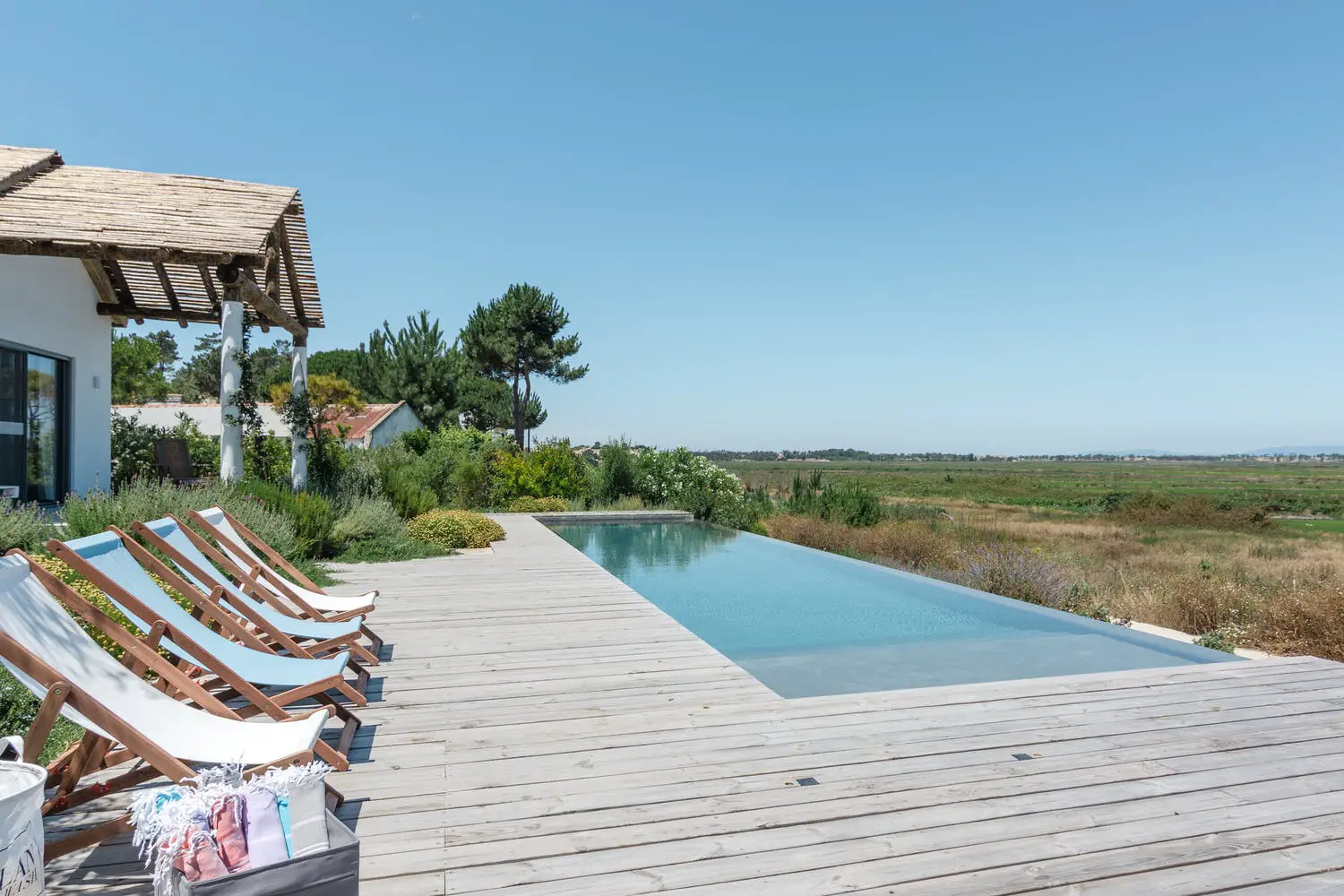 葡萄牙度假别墅 | 色彩斑斓的泳池边天堂-32