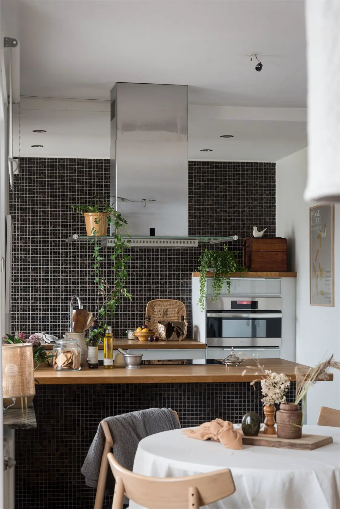 瑞典湖景公寓 | 灰色优雅与自然和谐共生-6