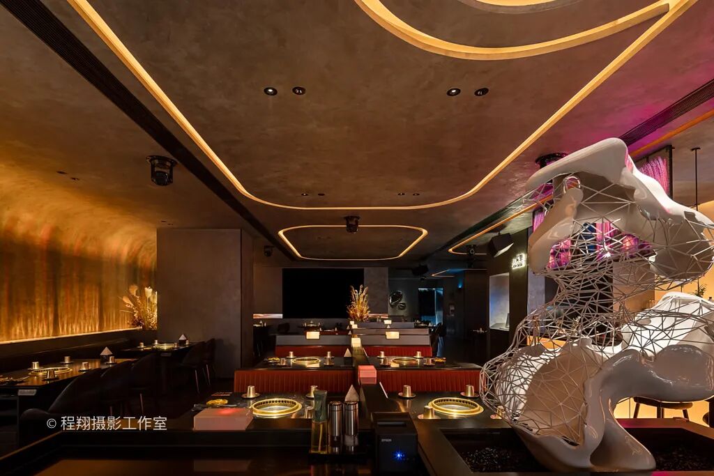 邂逅极光大漠畅享美食美酒｜海底捞旗下餐厅焰请烤肉铺子实景拍摄案例分享-12