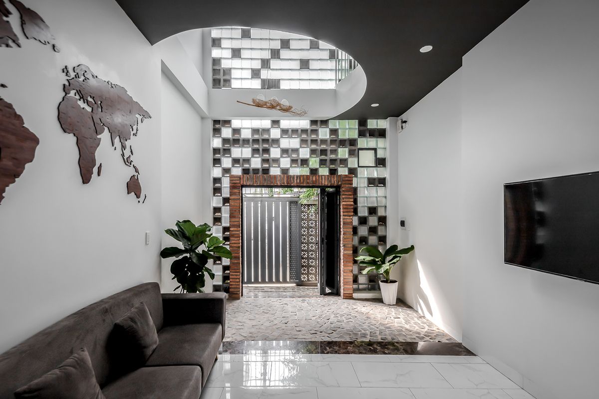 Ngôi nhà phố ấn tượng với mặt tiền bằng gạch kính | ZenVillas Vietnam-19
