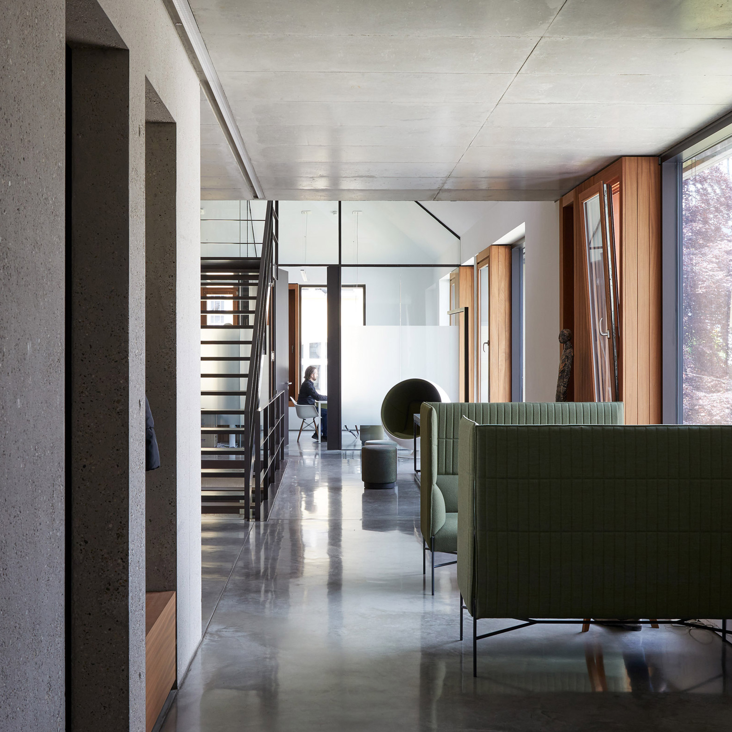 斯图加特建筑工作室揭秘 | 色彩斑斓的创意空间-24