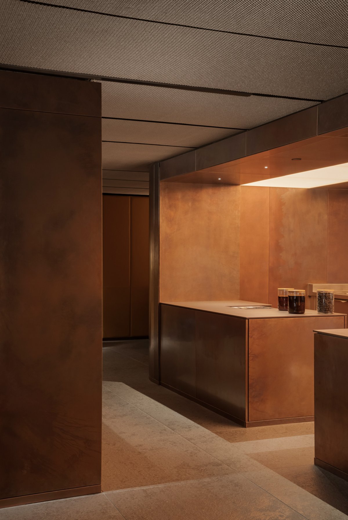 轻奢感木质餐厅装修设计案例-15