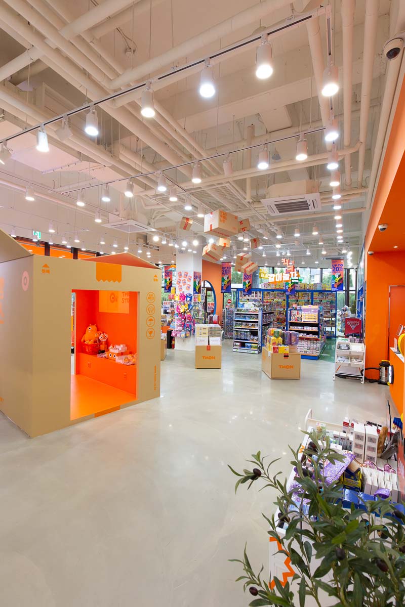 90 平米的购物商场，以品牌颜色为主题的室内设计-10