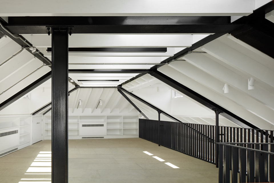 伦敦工业风办公楼,开放式空间展现原始魅力-11