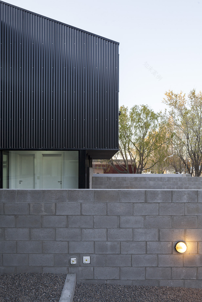 阿根廷城市广场上的黑色钢构住宅群-63