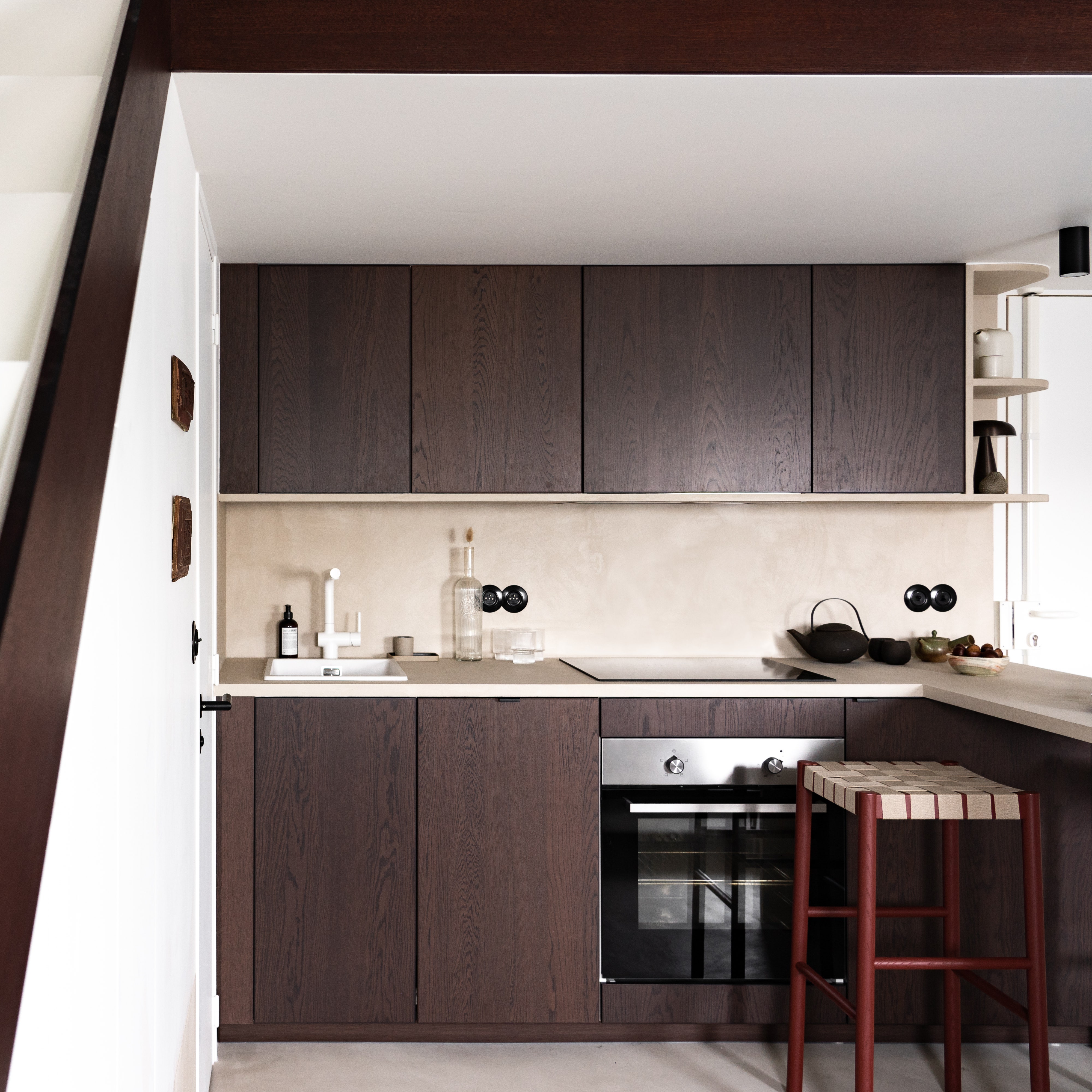 五款深色调小厨房设计灵感-0