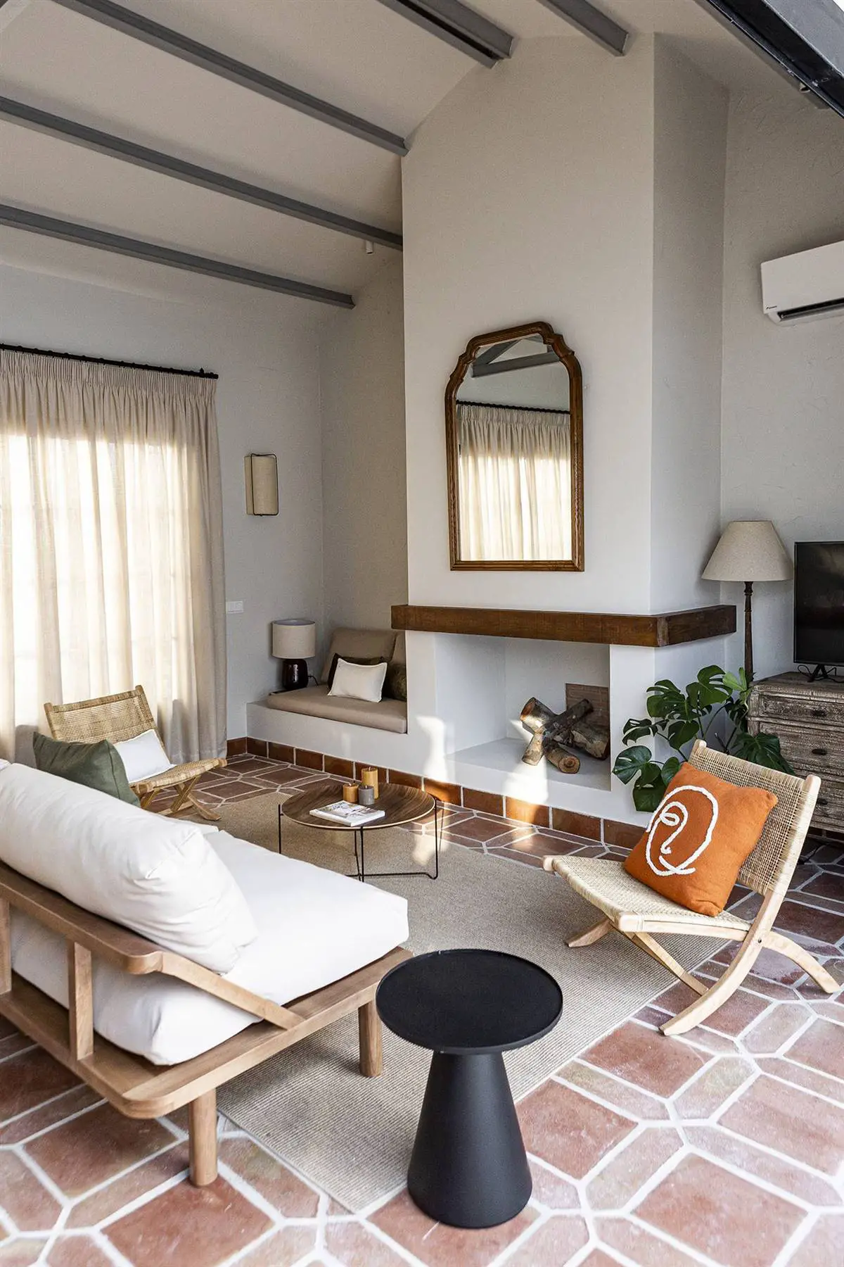 西班牙 50 年代沙色别墅 | 传统与现代的完美融合-5