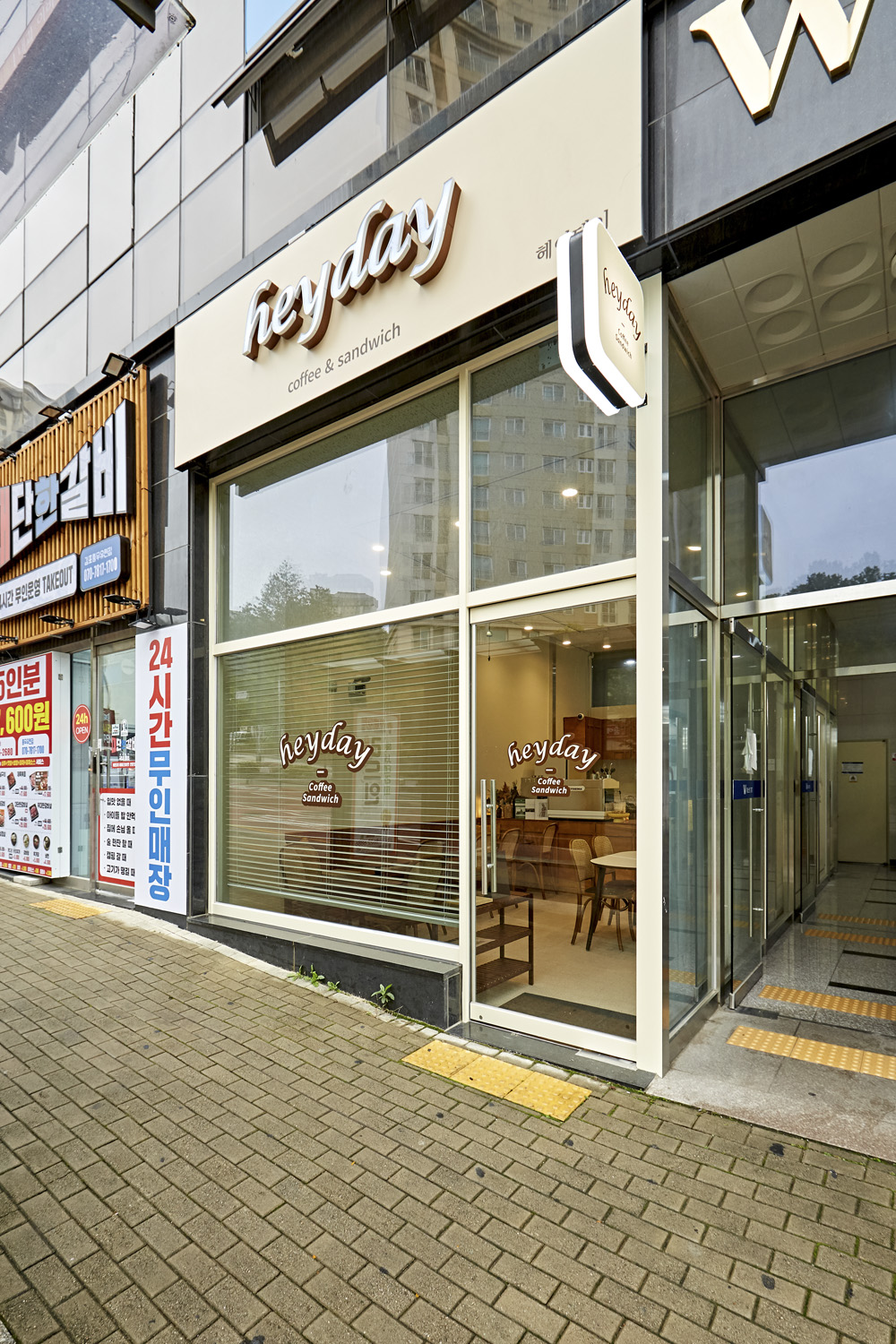 10 坪金浦咖啡厅，极简设计诠释空间魅力-12