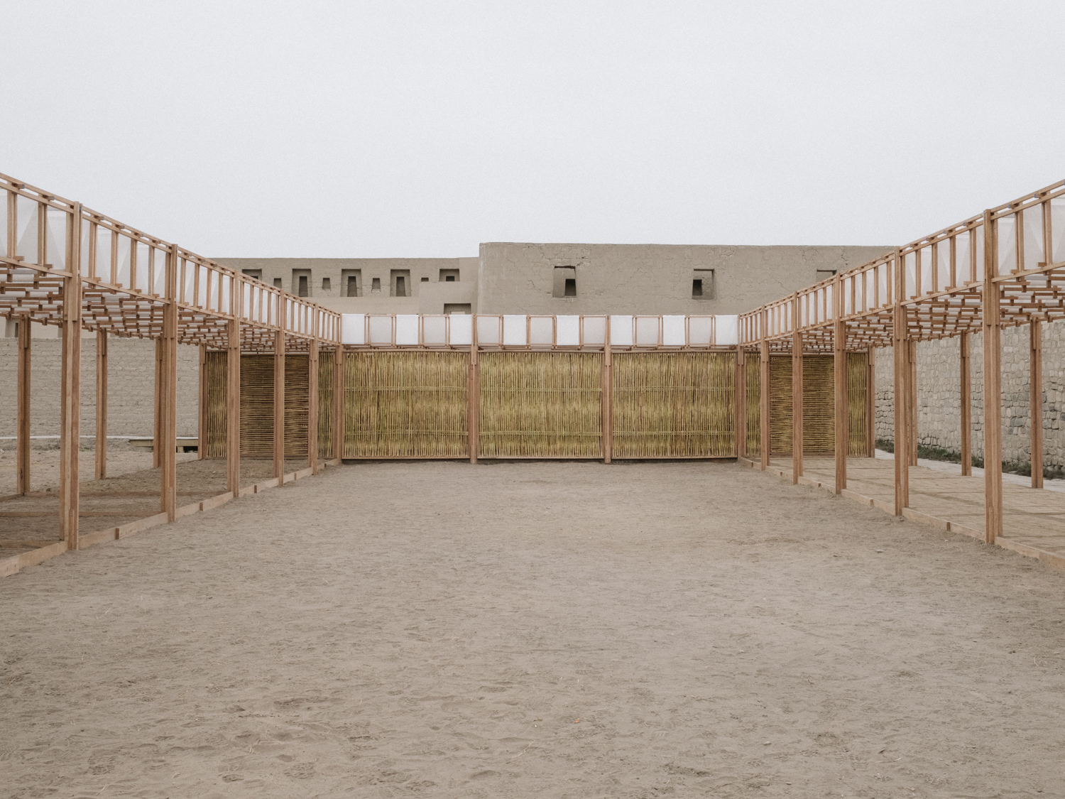 秘鲁帕查卡马克考古遗址的儿童与考古学家共享空间-28