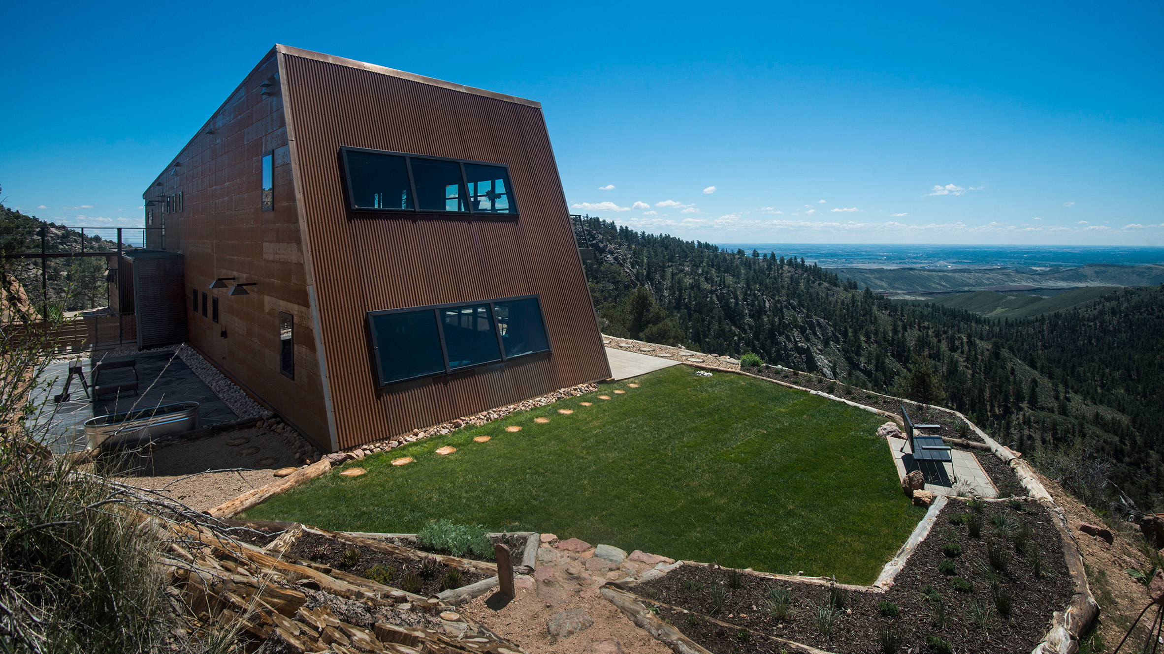 MAAD Peak House | 耐候钢打造的环保现代住宅-0