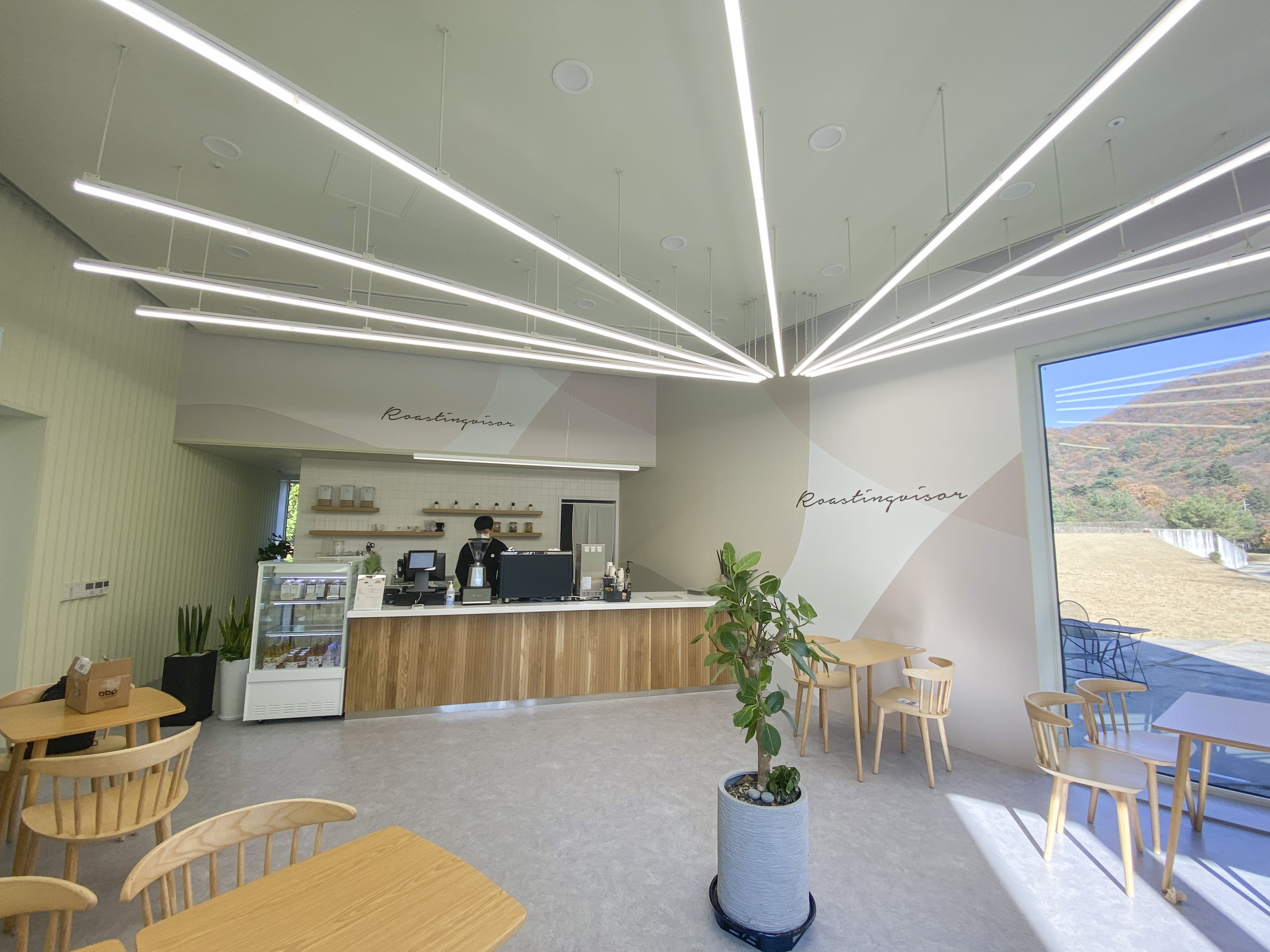 现代简约风咖啡厅，明亮照明点睛之笔-2