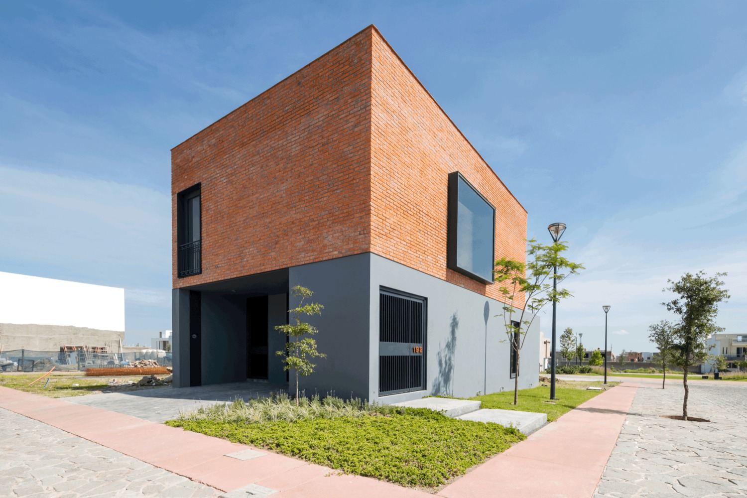 墨西哥 O 住宅 | 双高空间与橡树共生的设计艺术-9