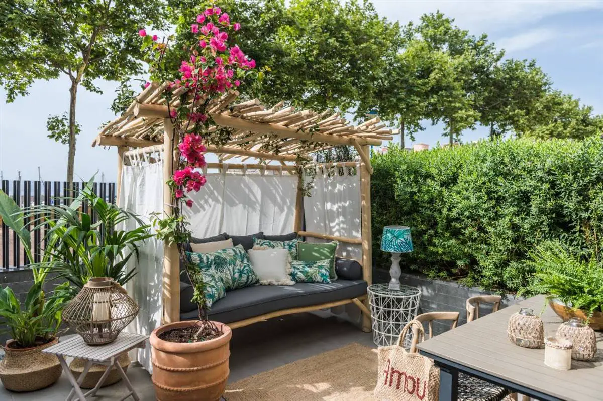 西班牙 Costa Brava 蓝色假期双层公寓，设计师 Eva Mesa 的完美杰作-1