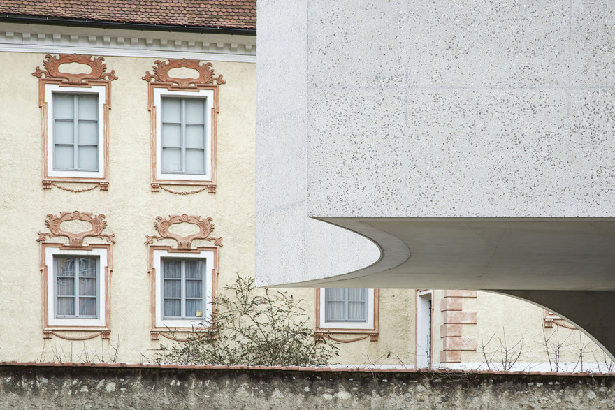 轻盈树抱办公楼-11