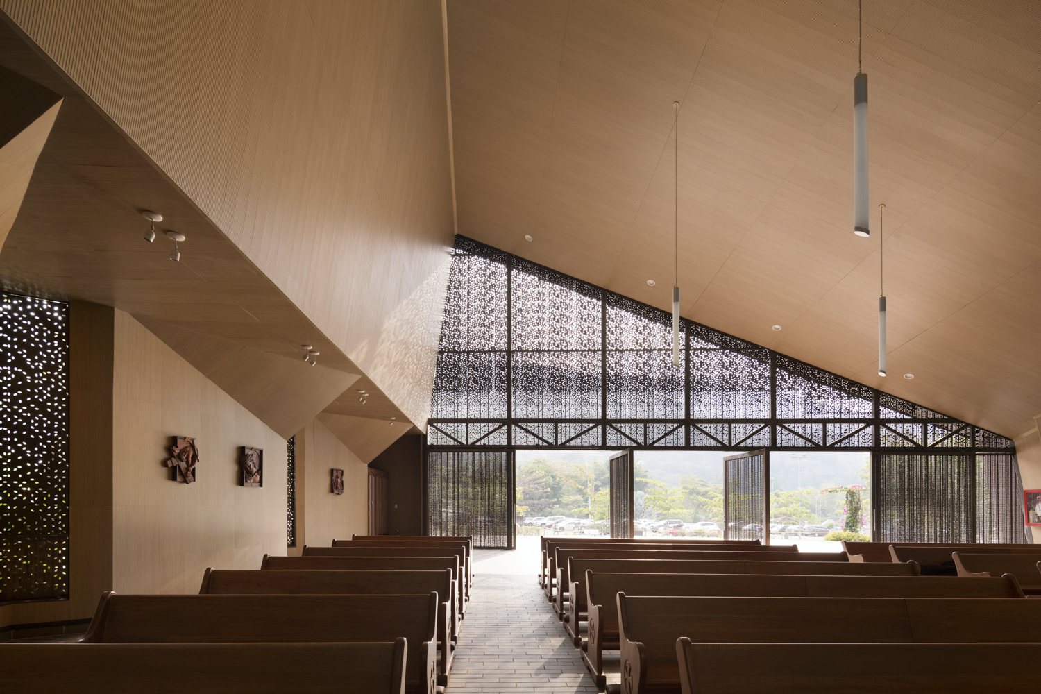 折叠屋顶下的绿意教堂-29