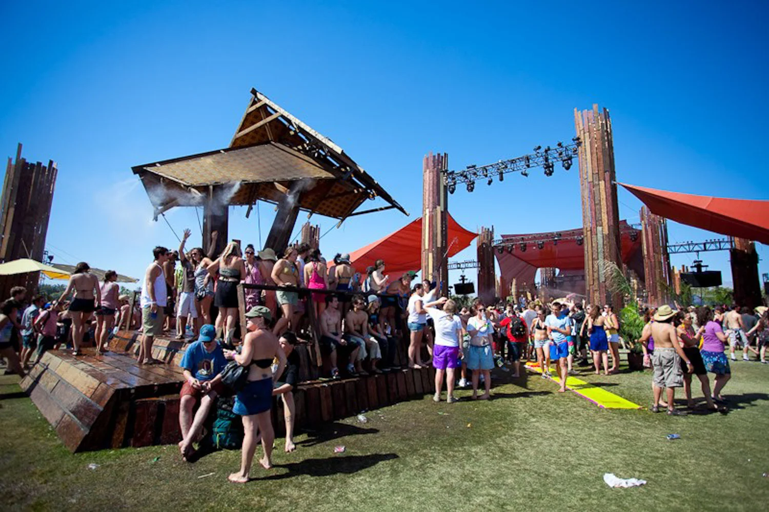 Do Lab Misting Oasis Stage at Coachella 2010 — HUNTER LEGGITT STUDIO-31