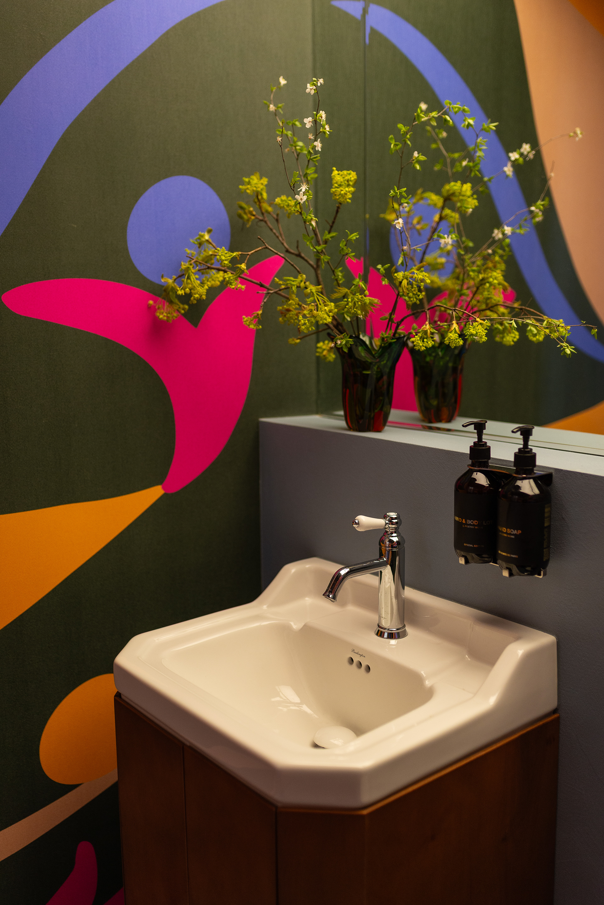 爱芝野甜品酒吧
注:由于OI CHI YE可能并非常见词汇,推测为品牌名音译,这里按发音给出一种可能的翻译,若有特定含义请提供更多背景信息 丨乌克兰基辅-28