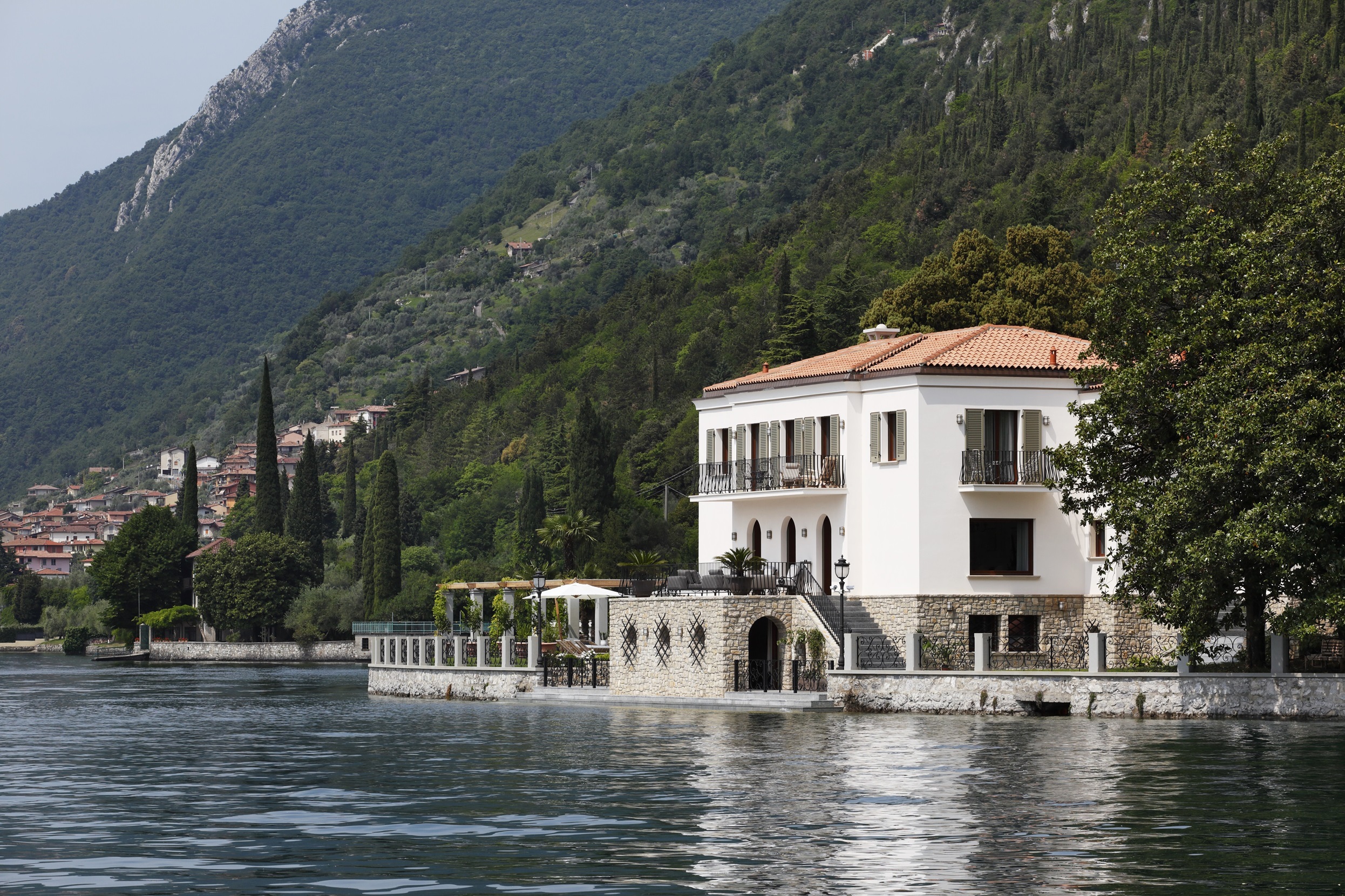 湖景别墅；湖畔小屋（在无更多上下文时，结合常见表达这么确定，湖景别墅相对更常用湖景住宅的概念，湖畔小屋更偏向位于湖边的小房子意思，下面统一按湖景别墅输出译文  ）
湖景别墅丨意大利丨Oliver Burns Studio-23