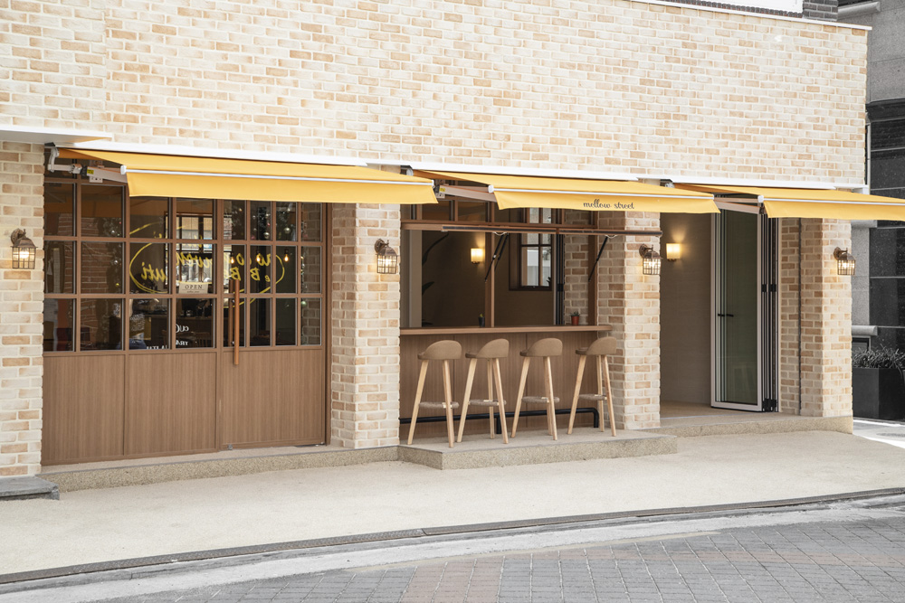 温馨优雅的白色与木色调餐厅设计-23